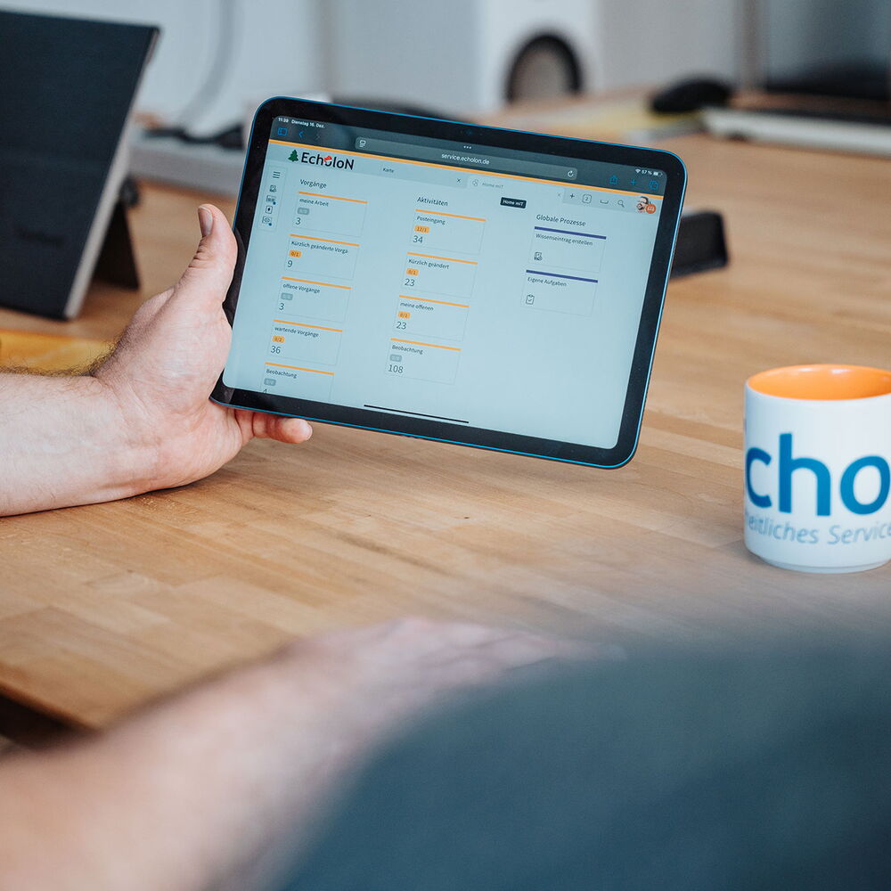 Tablet mit geöffneter EcholoN Software von mIT solutions auf einem Tisch, das übersichtliche Service- und Prozessdaten in einer digitalen Benutzeroberfläche zeigt
