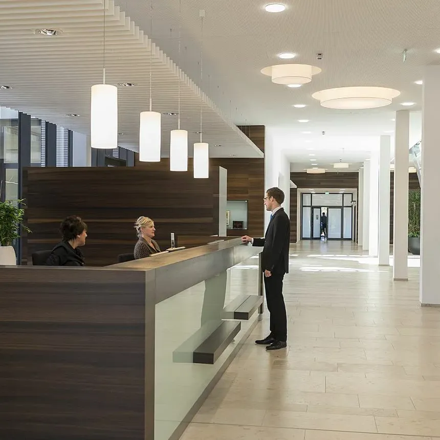 Moderner Empfangsbereich der Bünting Unternehmensgruppe mit Rezeption, offenem Eingangsbereich und professioneller Serviceatmosphäre