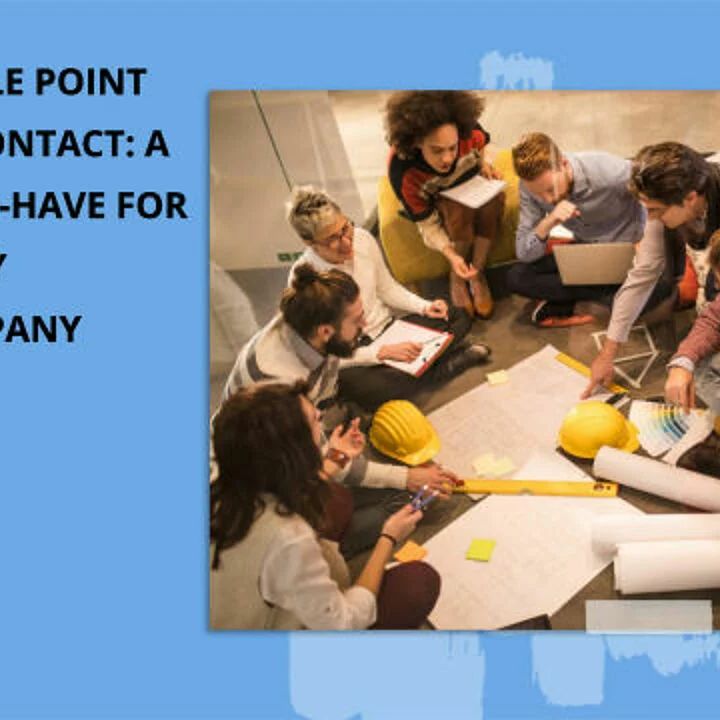 Gruppe von Personen arbeitet gemeinsam an einem Projektplan als Symbol für einen zentralen Ansprechpartner und strukturierte Kommunikation im Unternehmen